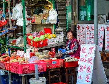 Hong Kong 'da yerel pazarda meyve satıyorum. 