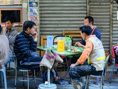 İnsanlar Hong Kong 'da yerel bir restoranda yemek yiyor. 