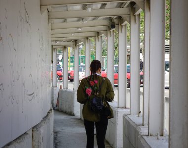 Hong Kong 'daki eski sokaktaki insanlar. 