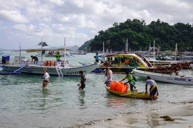 İnsanlar güneşli bir günde sahilde 