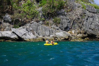 Güneşli bir günde tropikal deniz manzarası 