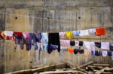 Kırsal kesimde kurutulmuş renkli giysiler. 