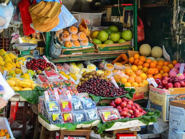 Selling fruits at local market in Hong Kong — Stock Photo, Image