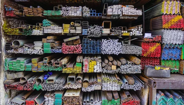 Serie de tubos de metal de diferentes tamaños en el estante —  Fotos de Stock