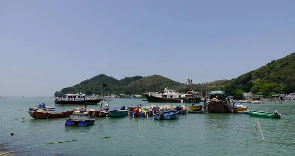 Barcos de pesca no mar em Hong Kong — Fotografia de Stock