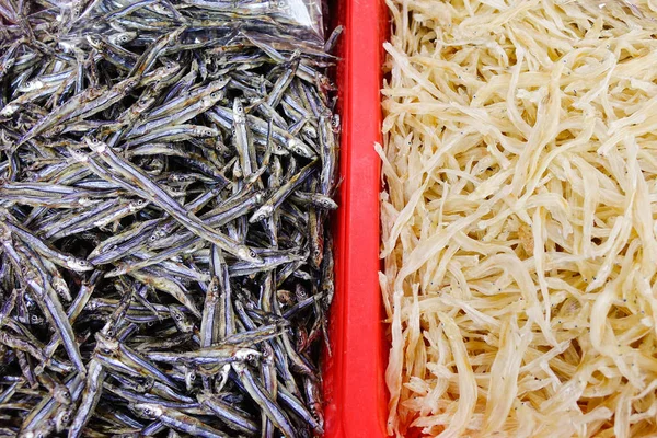 Puesto tradicional de pescado asiático, lleno de mariscos secos —  Fotos de Stock