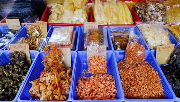 Традиційна аптечка на рибному базарі, повна сушених морепродуктів. — стокове фото