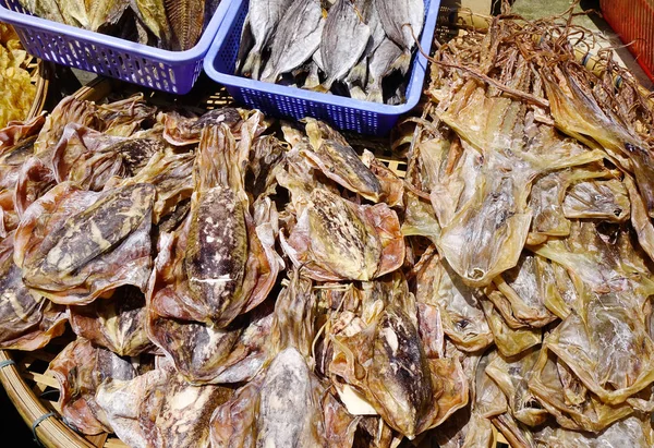 Mercado de peixe asiático tradicional, cheio de frutos do mar secos — Fotografia de Stock