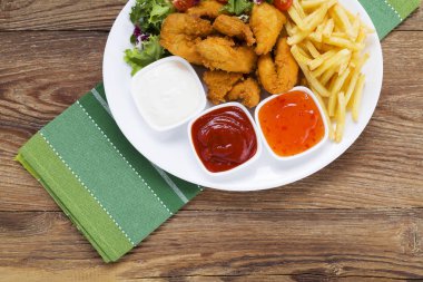 Nuggets ve bir plaka üzerinde fiş daldırma ve salata ile servis 