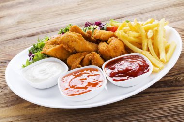 Nuggets ve bir plaka üzerinde fiş daldırma ve salata ile servis 