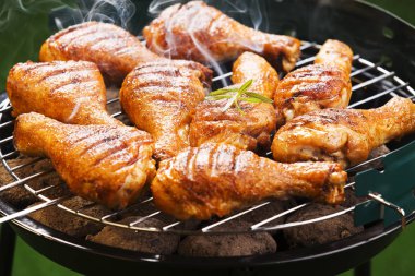 Izgara üzerinde ızgara tavuk sopa 