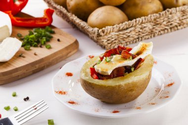 Peyniri ile servis pastırma, fırında patates dolması