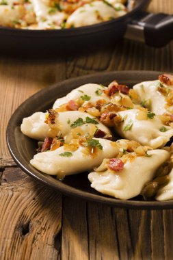 Soğan ve pastırma ile lezzetli ev yapımı köfte