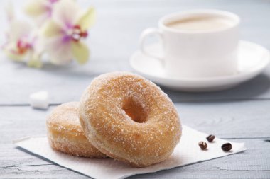 Bir fincan kahve ile hizmet taze çörek 