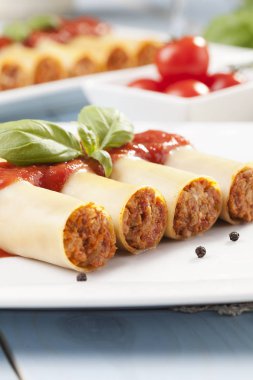 cannelloni plaka üzerinde