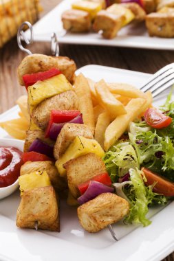 Şişleri ananas, biber ve soğan ile servis tavuk ızgara