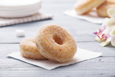 Bir fincan kahve ile hizmet taze çörek 