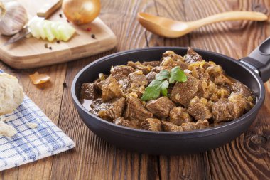 Sığır eti güveç - ahşap arka plan 