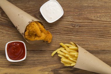 Nuggets ve bir kağıt torba bir dalış ile servis fişleri 