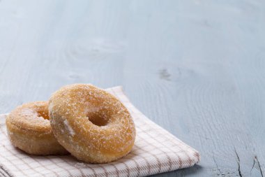 Mavi masada taze çörek