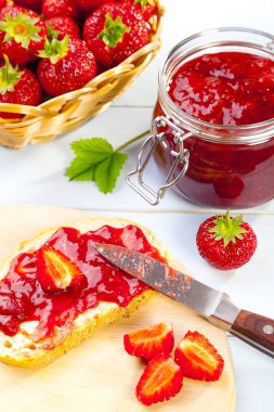 ev yapımı çilek reçeli.