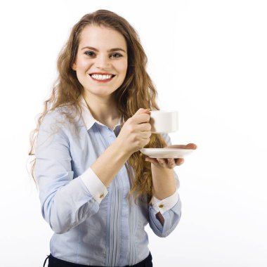 Beyaz arka plan üzerinde kahve ile poz mavi gömlek giymiş genç kadın portresi