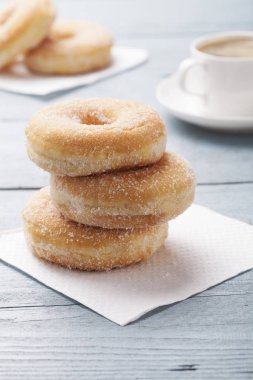 Bir fincan kahve ile hizmet taze çörek 