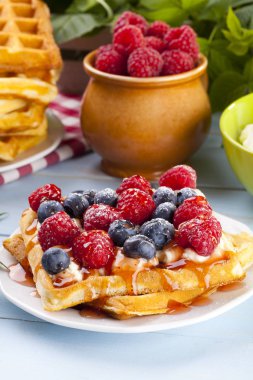 Meyve ile ev yapımı gözleme 