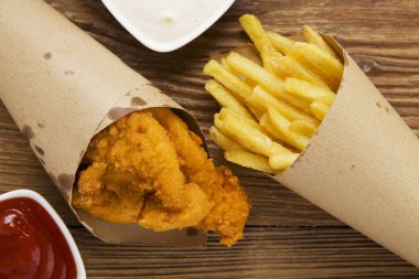 Nuggets ve bir kağıt torba bir dalış ile servis fişleri 