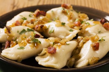 Soğan ve pastırma ile lezzetli ev yapımı köfte