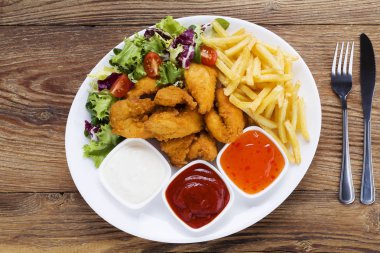Nuggets ve bir plaka üzerinde fiş daldırma ve salata ile servis 