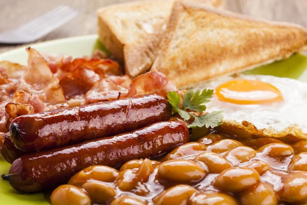 Café da manhã inglês completo com bacon, salsicha, ovo frito, bea assada — Fotografia de Stock