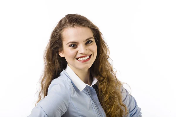 Genç Kadın Portresi Mavi Gömlek Beyaz Arka Plan Üzerinde Poz — Stok fotoğraf
