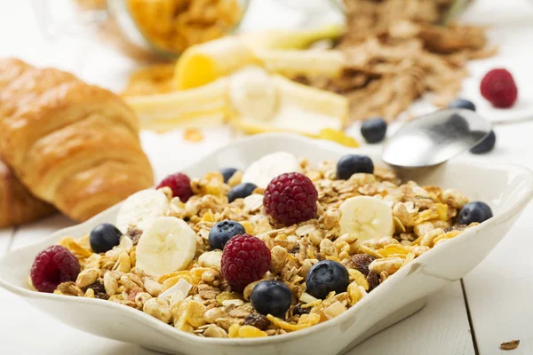 Könnyű, ízletes reggeli gabona és gyümölcs. — Stock Fotó