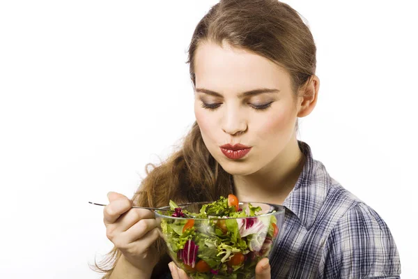 Mujer Joven Comiendo Ensalada Verduras Aislada Sobre Fondo Blanco —  Fotos de Stock