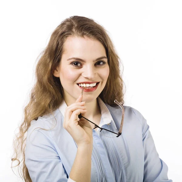 Beyaz Arka Plan Gözlüklerle Poz Mavi Gömlek Gülümseyen Genç Kadın — Stok fotoğraf