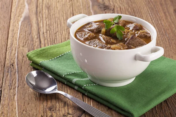 Guisado de carne servida com pão — Fotografia de Stock