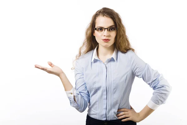 Beyaz Arka Plan Üzerinde Poz Mavi Gömlekli Gözlüklü Genç Kadın — Stok fotoğraf