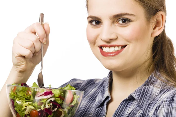 Mujer Joven Comiendo Ensalada Verduras Aislada Sobre Fondo Blanco —  Fotos de Stock
