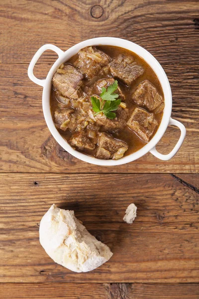 Guisado de carne servida com pão — Fotografia de Stock