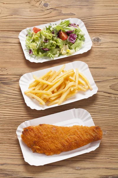 Fried fish and chips op een papierlade — Stockfoto