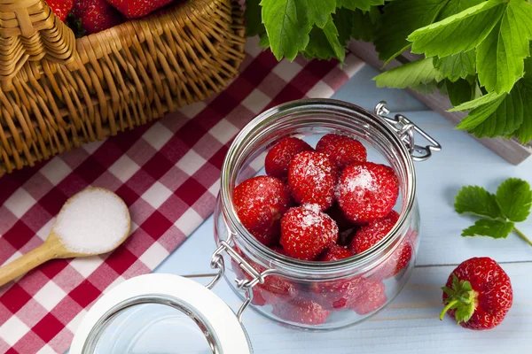 Fait maison conserve, préparer compote de fraises . — Photo