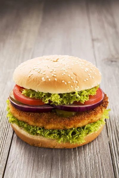 Zelfgemaakte kip hamburger met sla, tomaat en UI — Stockfoto