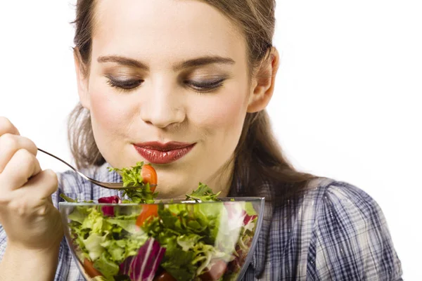 Wanita Muda Yang Makan Salad Sayuran Diisolasi Pada Latar Belakang — Stok Foto