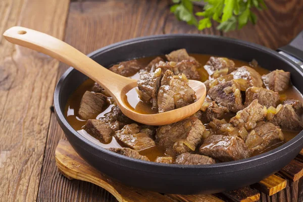 Guisado de carne - fundo de madeira — Fotografia de Stock