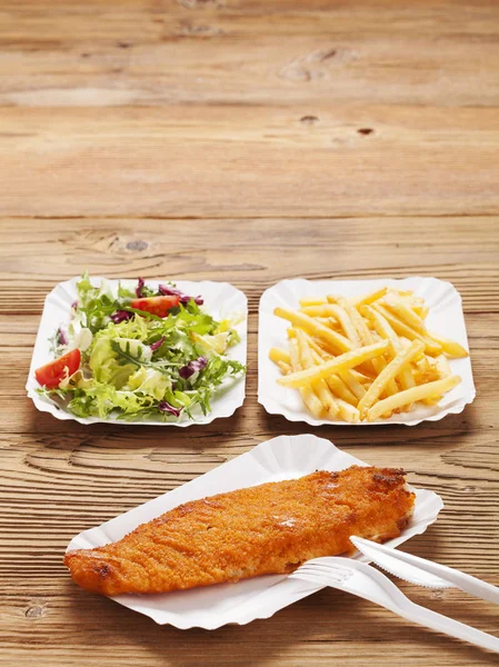 Pesce fritto e patatine fritte su un vassoio di carta — Foto Stock