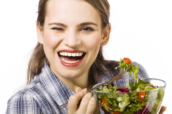 Jovem Mulher Comendo Salada Legumes Isolada Fundo Branco — Fotografia de Stock