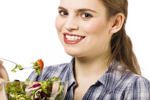 Jovem Mulher Comendo Salada Legumes Isolada Fundo Branco — Fotografia de Stock