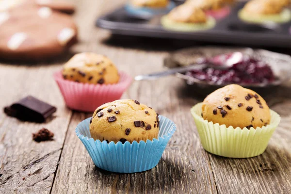 Muffins com chocolate em moldes coloridos — Fotografia de Stock