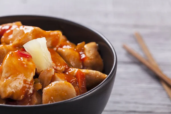 Китайская курица сладкий и кислый соус — стоковое фото